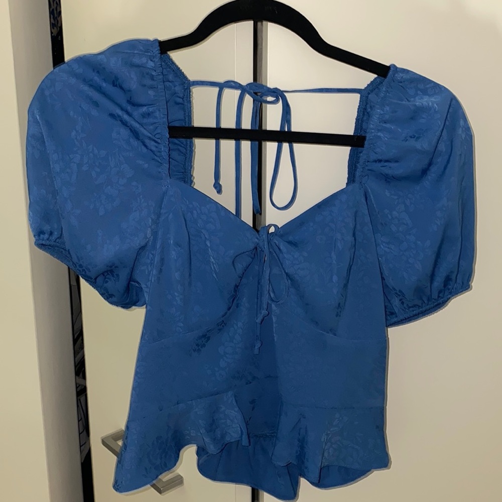 BCBG short puff sleeve blouse